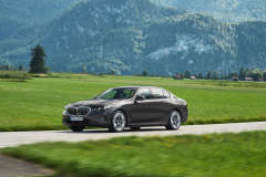 P90524295_highRes_the-new-bmw-530e-sop