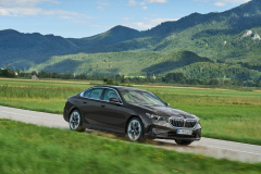 P90524299_highRes_the-new-bmw-530e-sop