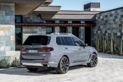 BMW-X7-facelifting-tyl-2