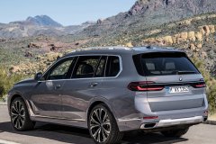 BMW-X7-facelifting-tyl