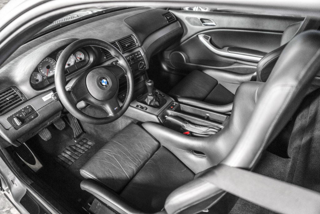 Zdjęcie wnętrza srebrnego BMW M3 E46 GTR