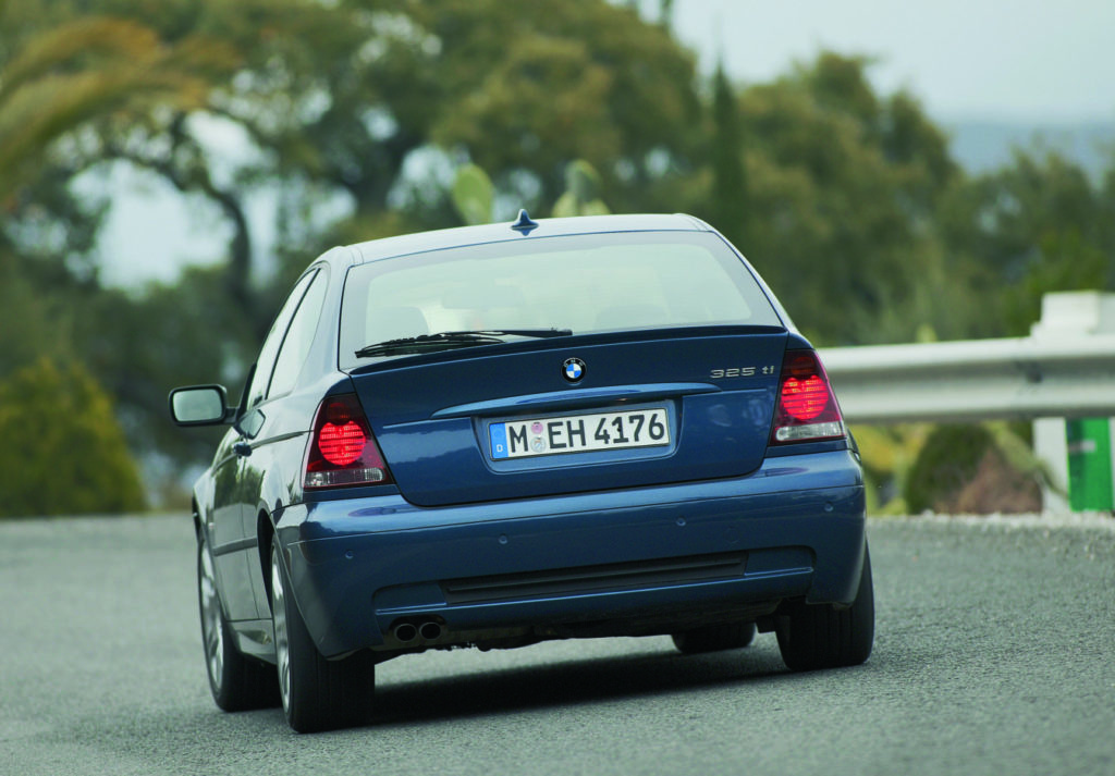 Używane niebieskie BMW E46 Compact na drodze