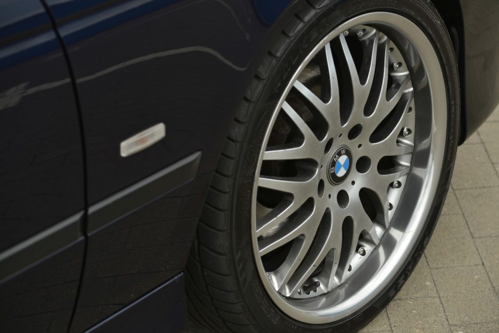 Zbliżenie na koło i ekskluzywne felgi czarnego BMW E39 M5 Individual