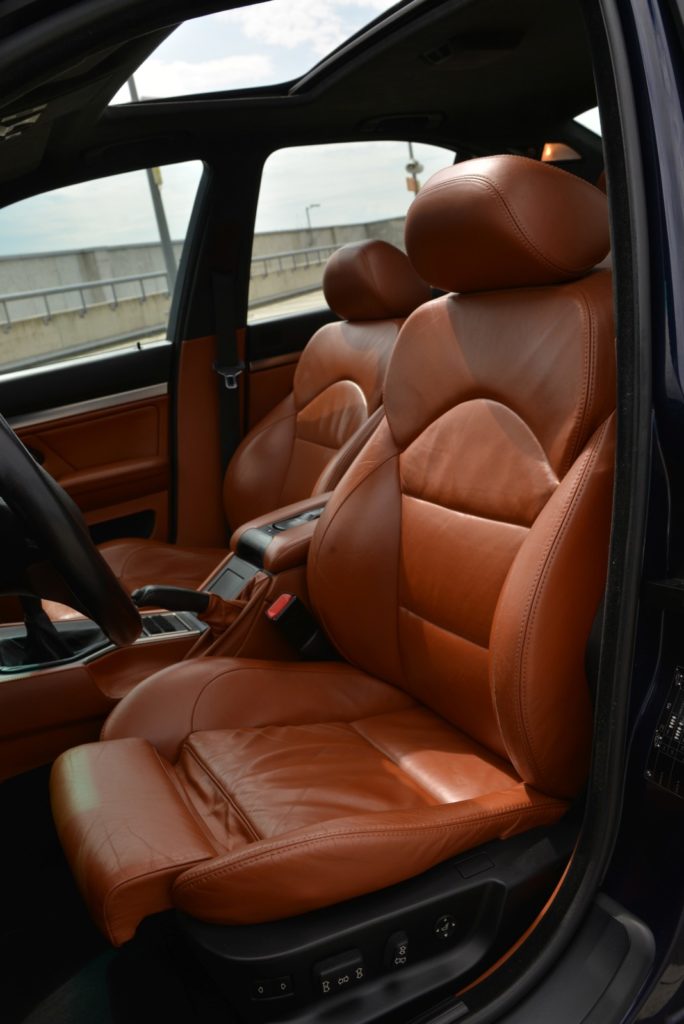 Skórzana tapicerka na fotelach kierowcy i pasażerów i wnętrze Eksploatacja BMW E39 M5 wzbogacone o dodatkowe elementy z programu Individual
