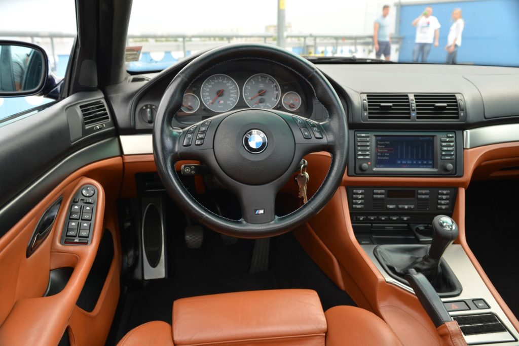 Skórzana tapicerka i wnętrze Eksploatacja BMW E39 M5 wzbogacone o dodatkowe elementy z programu Individual