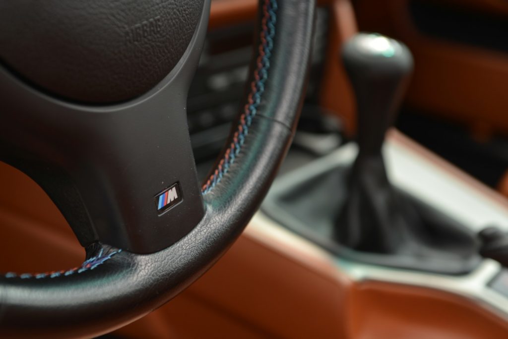 Zbliżenie na kierownice i idealnie utrzymane wnętrze BMW E39 M5 