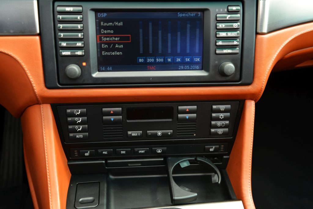 Bogate wnętrze BMW E39 M5 z dodatkowym wyposażeniem z programu BMW E39 M5 Individual