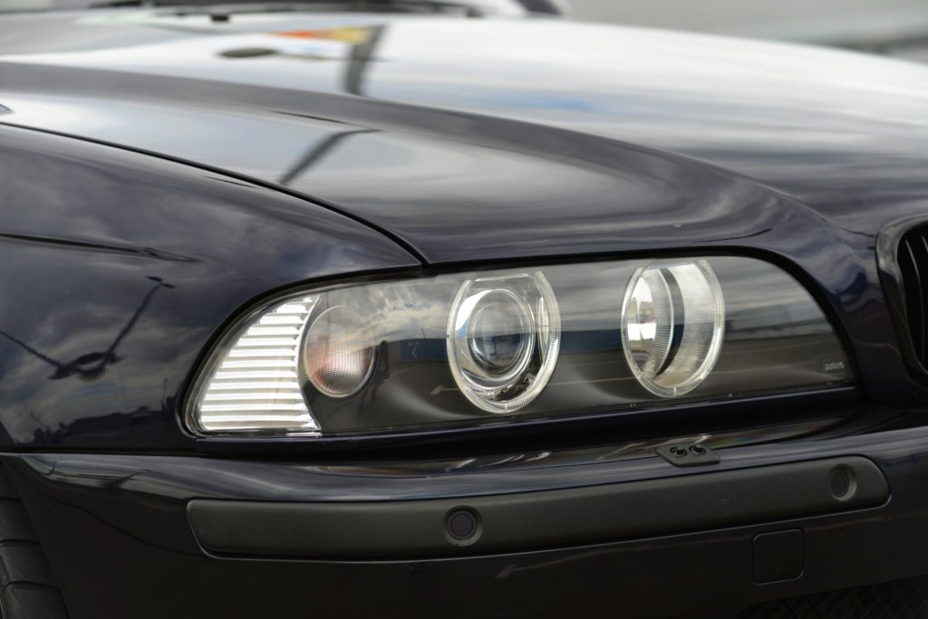 Zbliżenie na maskę i przednie światła BMW E39 M5