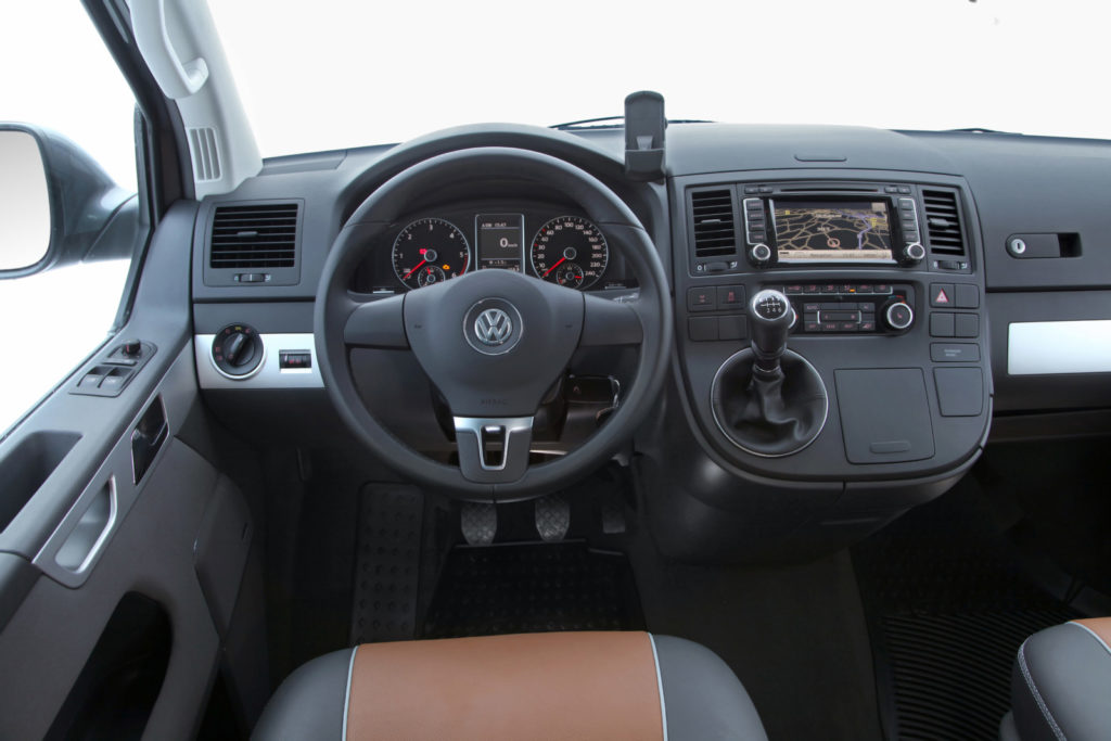 Deska rozdzielcza, kierownica i wnętrze Volkswagen Transporter T5