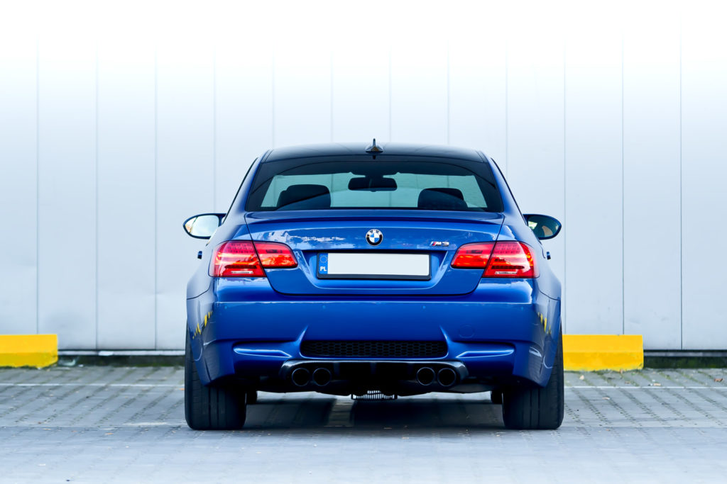 Niebieskie BMW M3 E92 zdjęcie tyłu auta