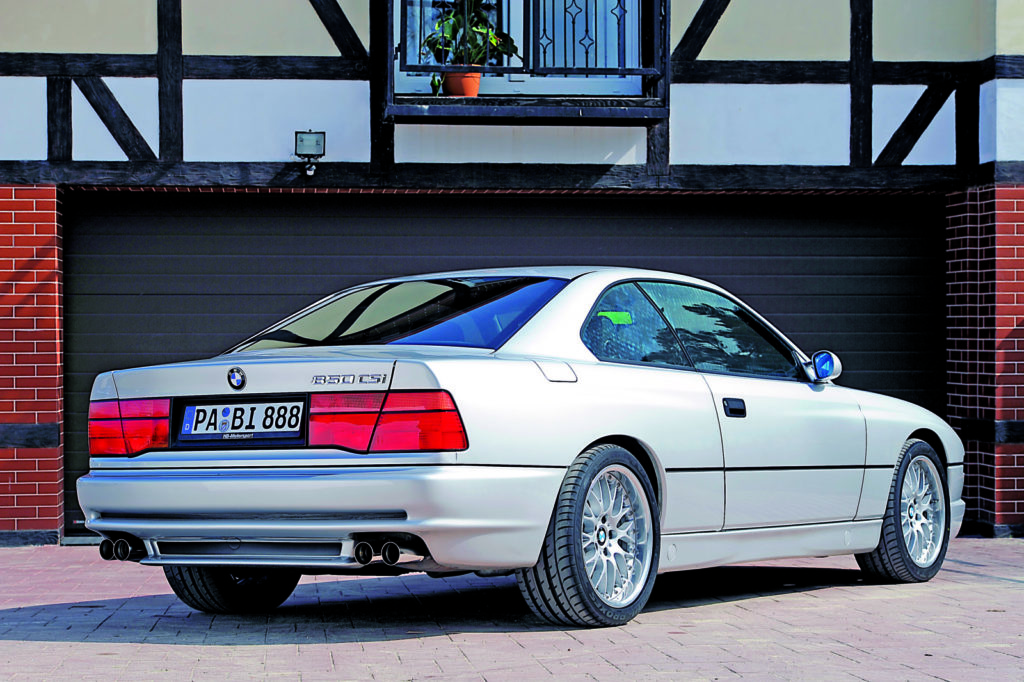 Zdjęcie tyłu srebrnego BMW E31 850 CSi