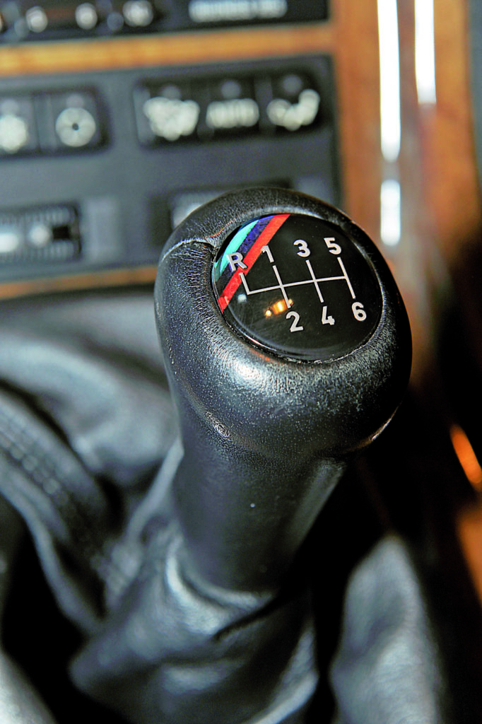 Zdjęcie przedstawiające wnętrze BMW E31 850 CSi i jego skrzynię zmiany biegów