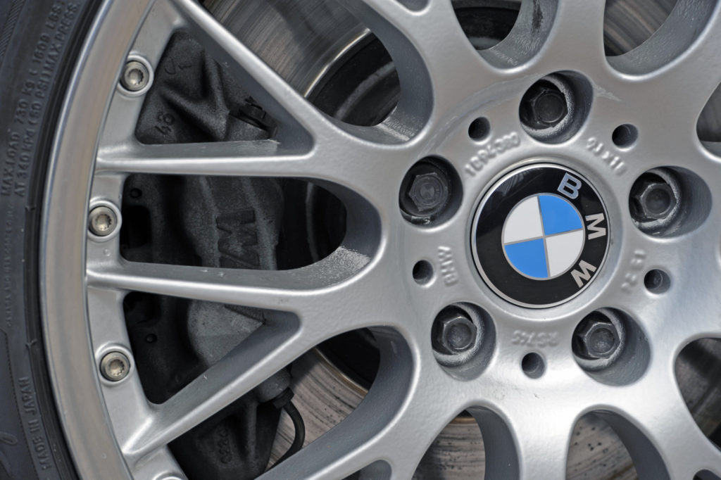 Zdjęcie przedstawiające wymienione felgi w zakupionym BMW E31 850 CSi