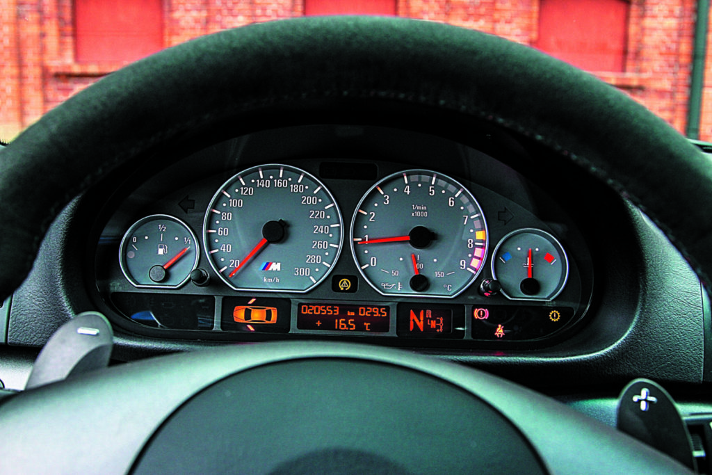 Zdjęcie przedstawiające tablicę rozdzielczą BMW E46 M3 CSL