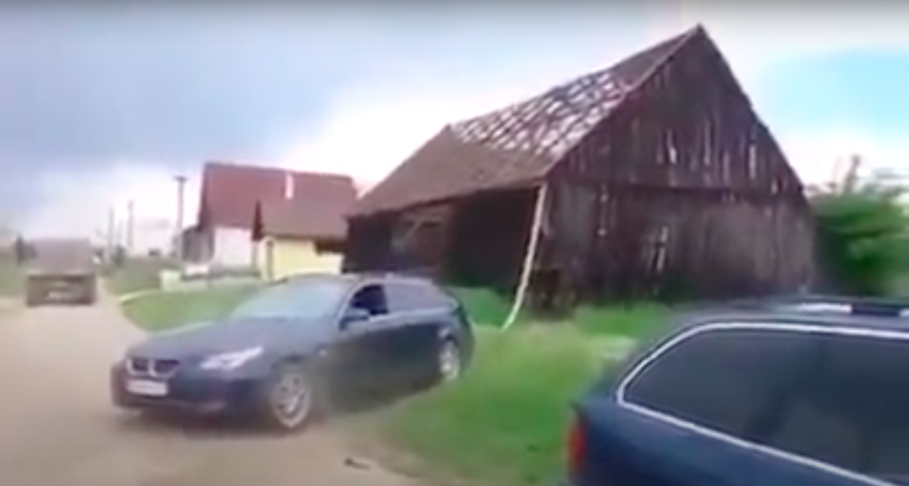 BMW 5 burzenie stodoły