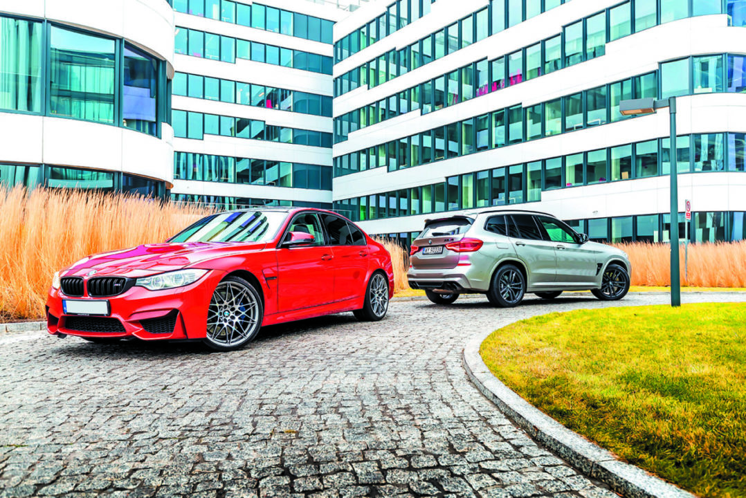 Widok z boku BMW M3 Competition i BMW X3 M Competition