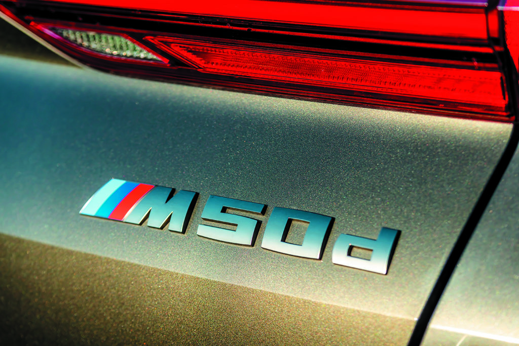 Napis na tylnej klapie BMW X6M 50d (G06)