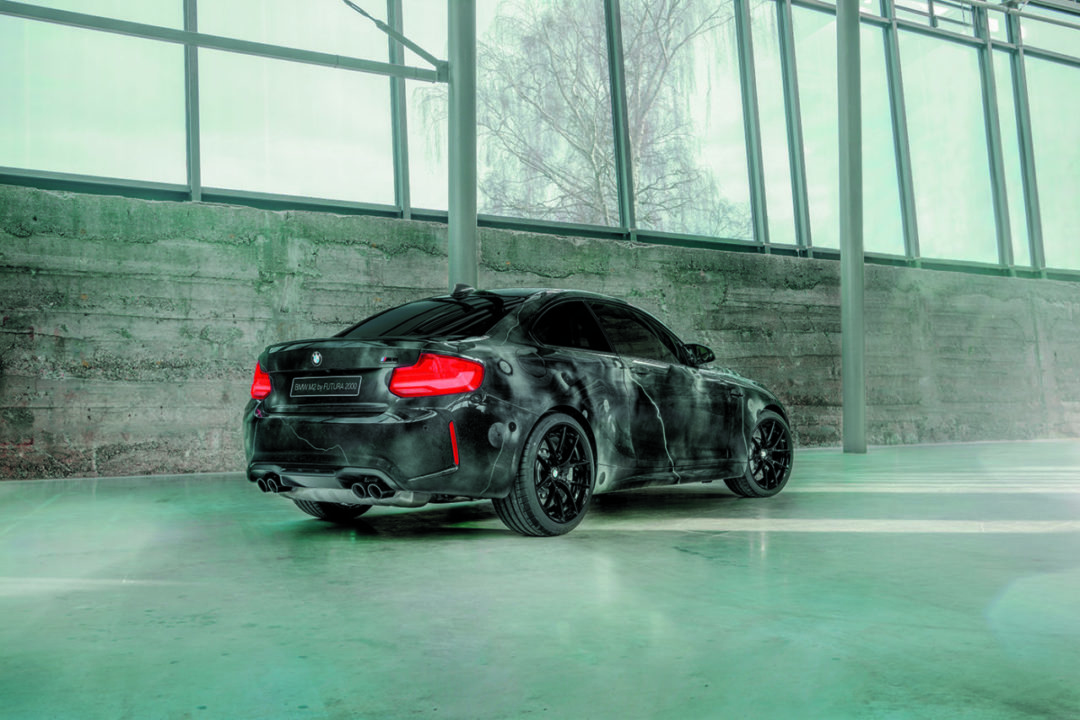 Niezwykłe malowanie BMW M2 przez Futura 2000 - widok z boku