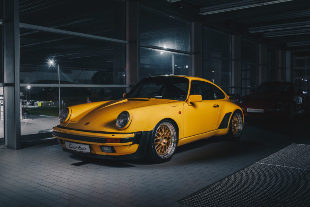 żółte Porsche 911 w nocy