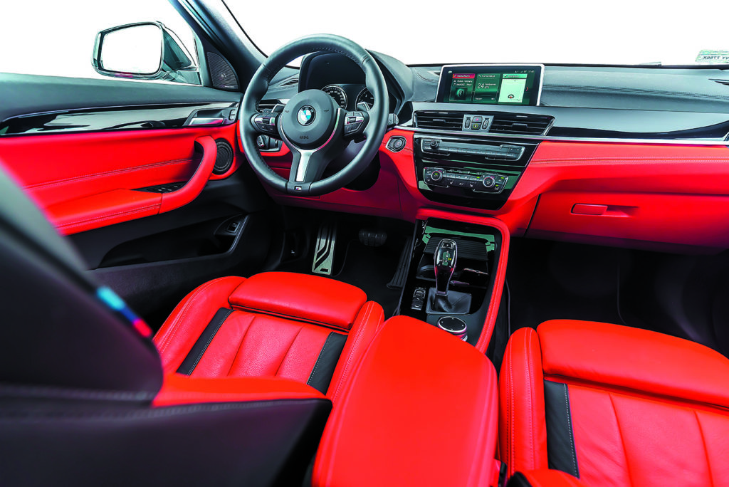 Wnętrze BMW X2 M35i od strony kierowcy