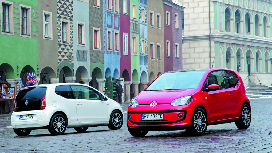 Biały i czerwony VW up! na poznańskim rynku