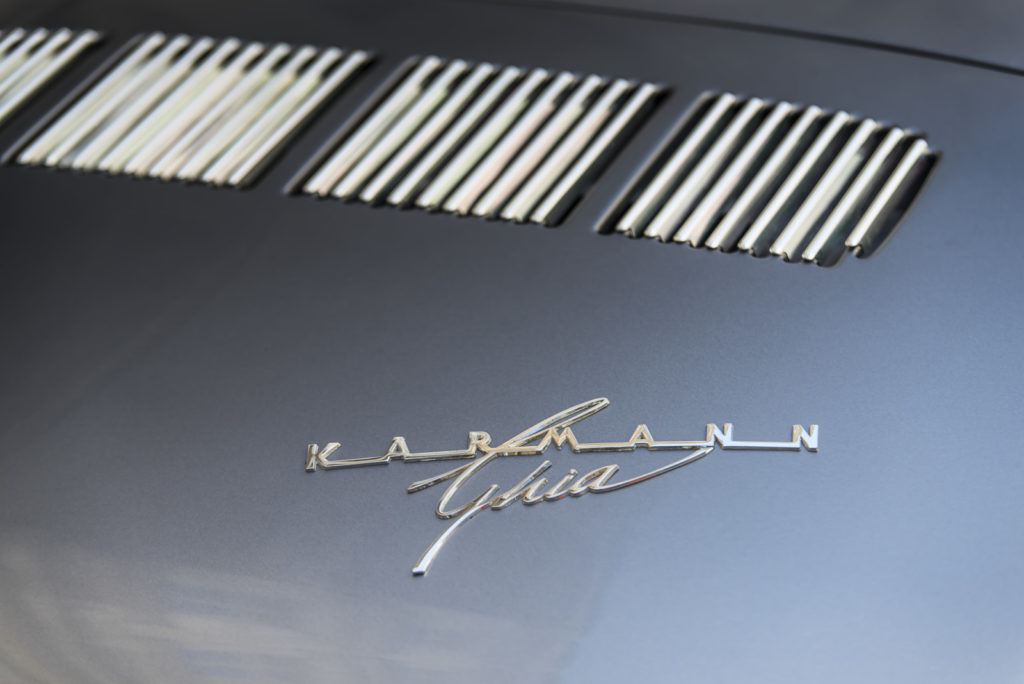 VW Karmann Ghia 1969 rok napis na masce