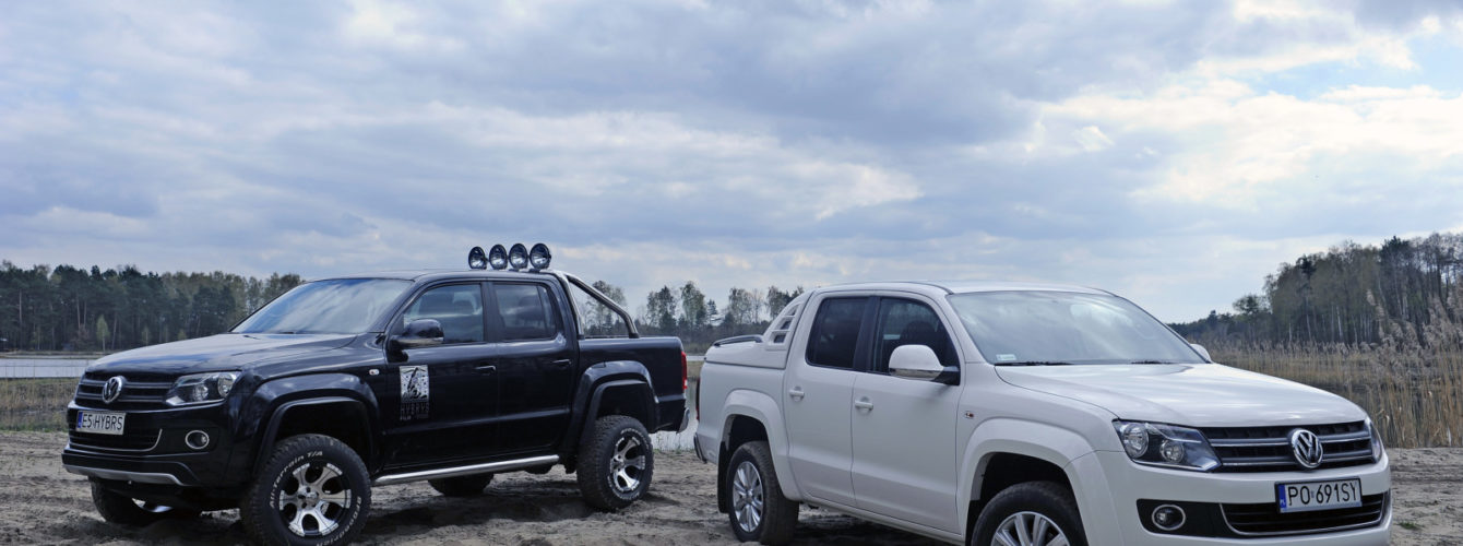 Dwa VW Amarok w terenie