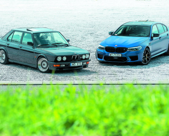 BMW M5 F90 Competition I BMW E28 M5 widok z przodu