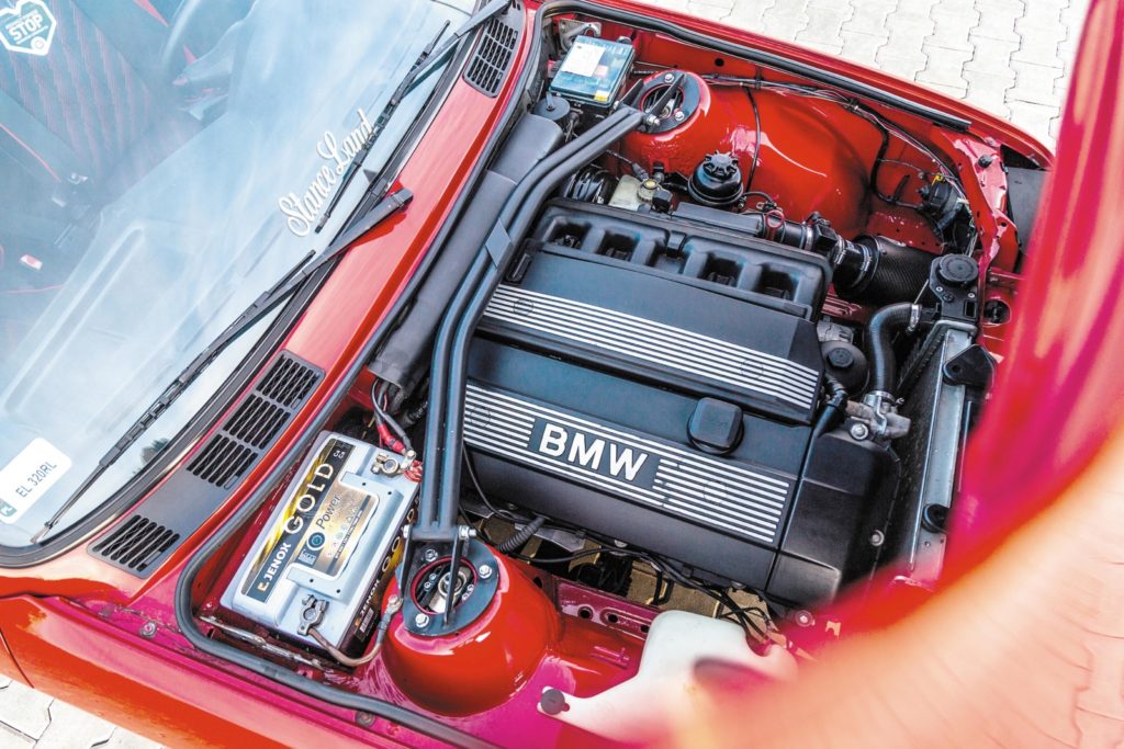 Tuning BMW E30 320 Touring widok silnika