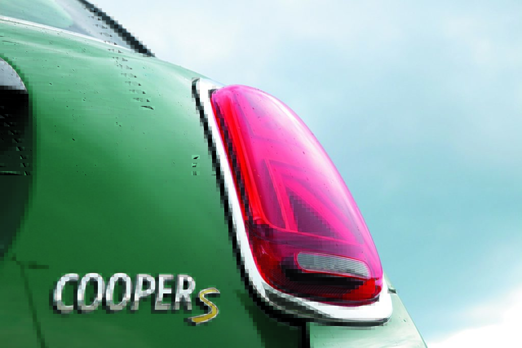 Mini Cooper SE napis na klapie bagażnika