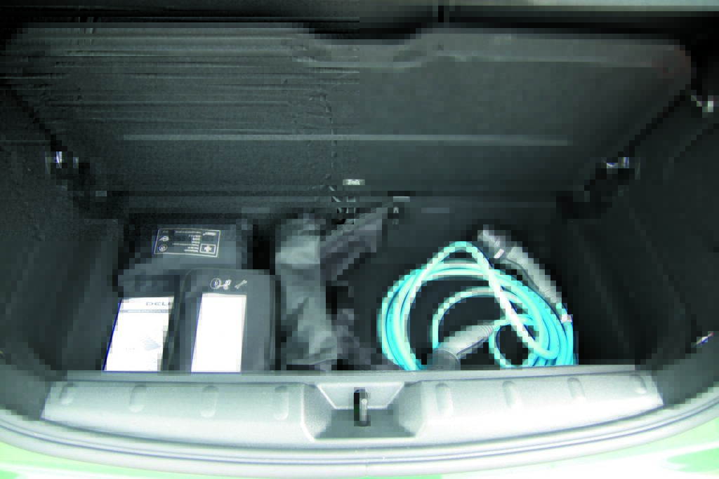 Mini Cooper SE kable zasilające w bagażniku