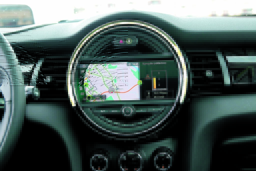 Mini Cooper SE ekran na panelu środkowym