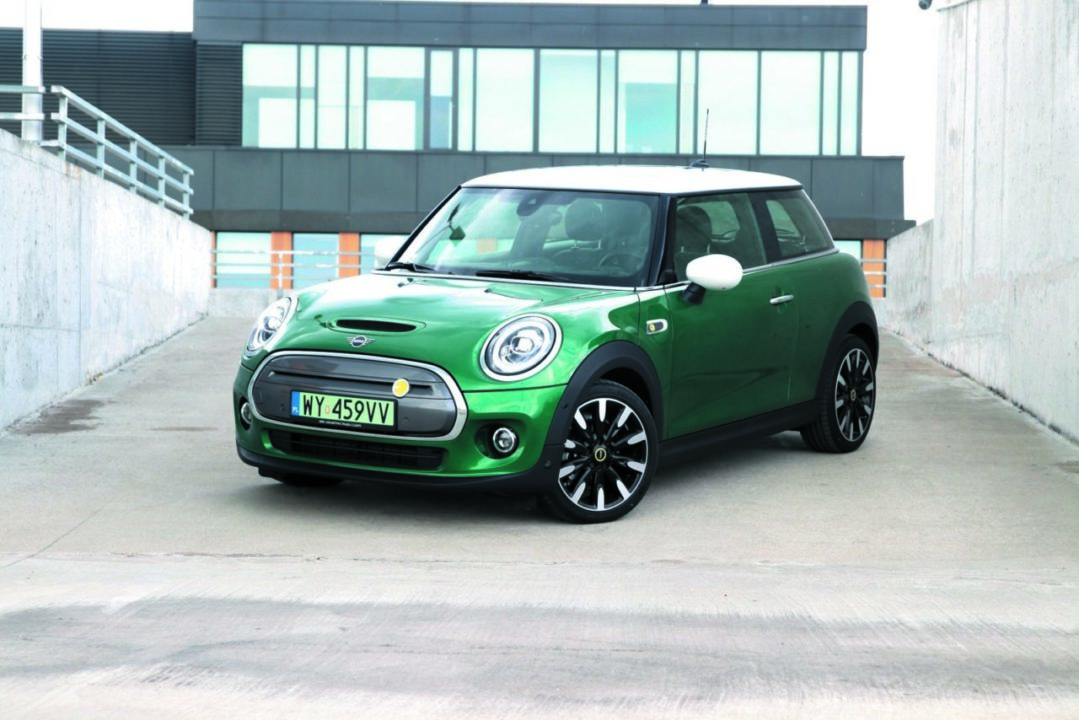 Mini Cooper SE widok z przodu