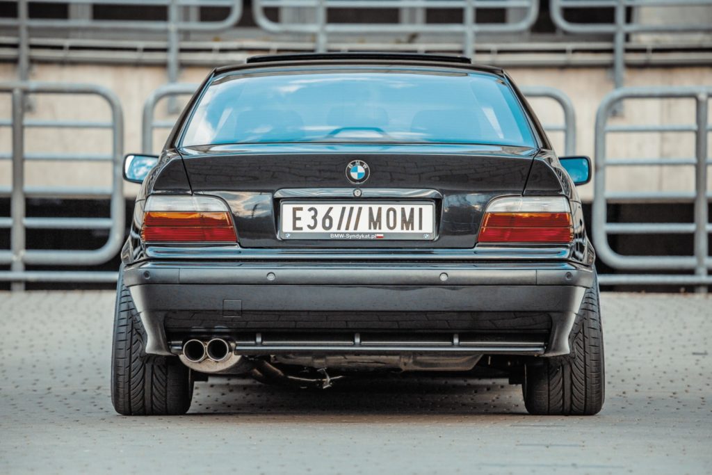 Tuning BMW E36 328i coupé widok z tyłu