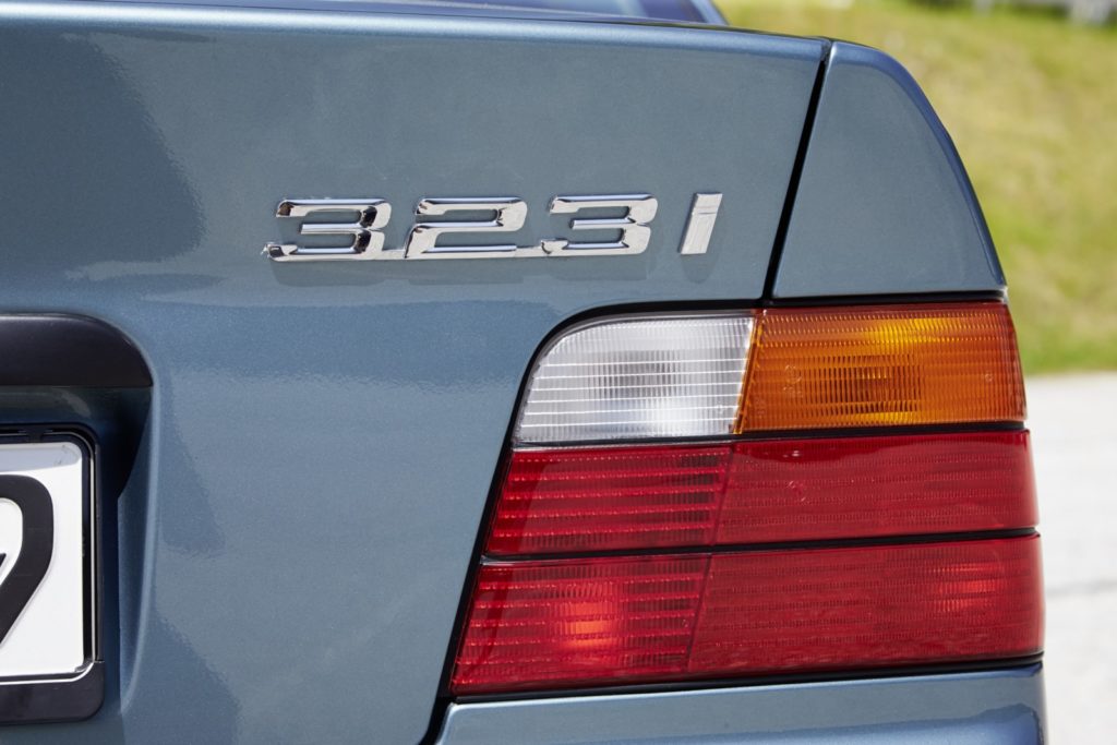 BMW E36 323i napis na bagażniku