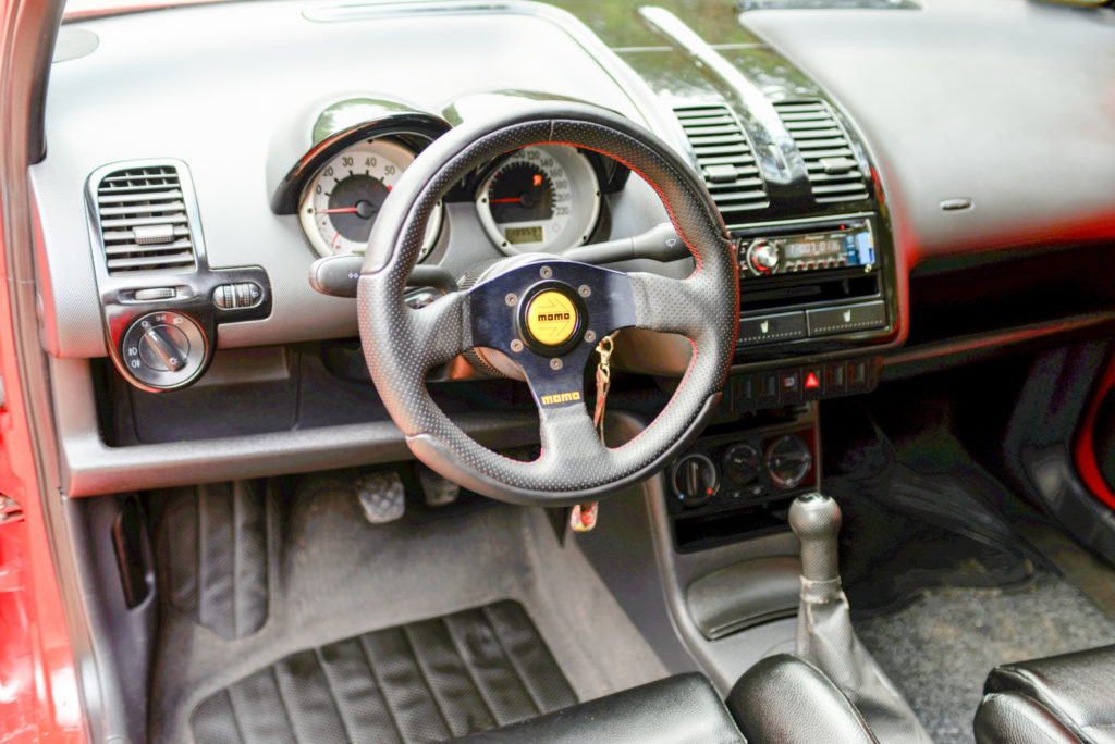 VW Lupo GT kokpit ze sportową kierownicą Momo