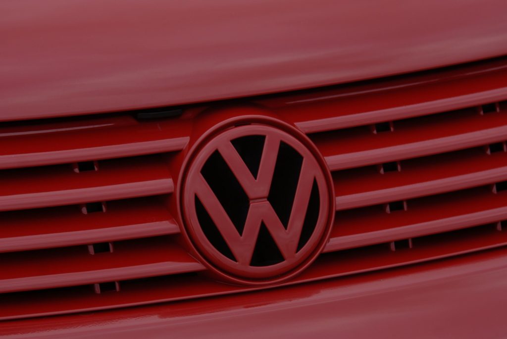 VW Passat B5 tuning czerwone logo VW