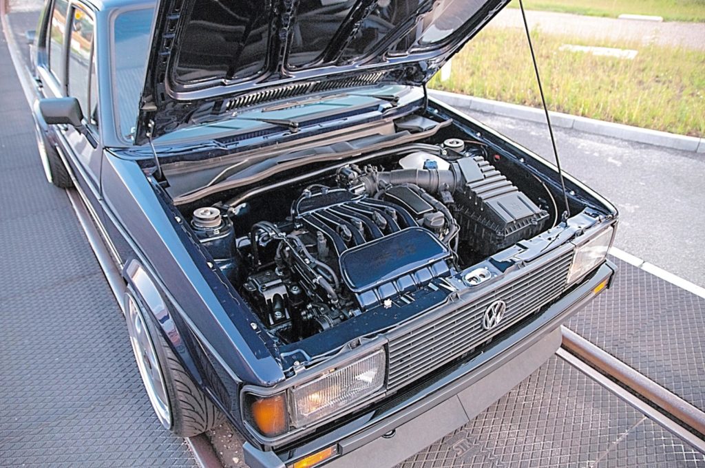 Tuning VW Jetta A1 widok na komorę silnika