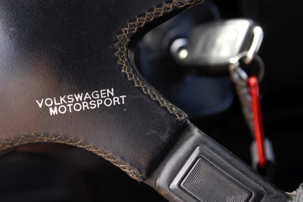 Tuning VW Golf 2 GTI napis Vokswagen Motorsport na kierownicy