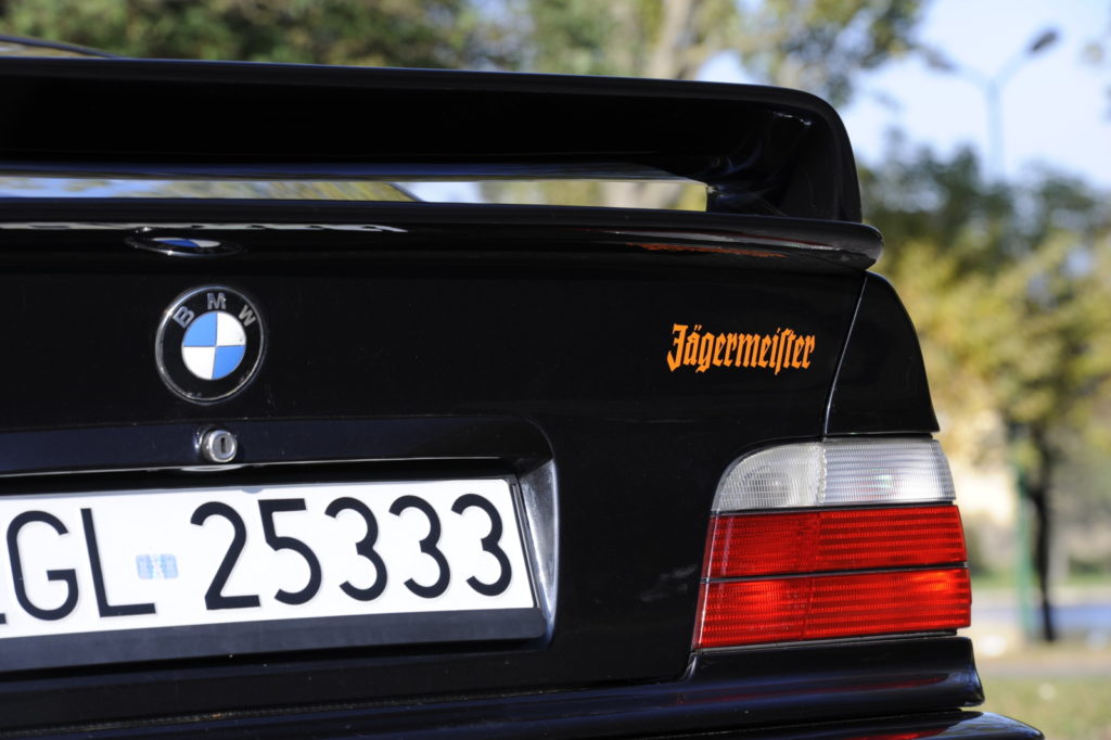 Tuning BMW E36 tylny spojler i napis Jägermeister