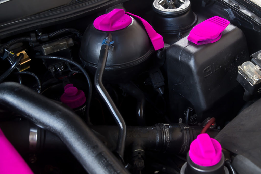 Tuning VW Caddy Mk1 różowe dodatki w komorze silnika