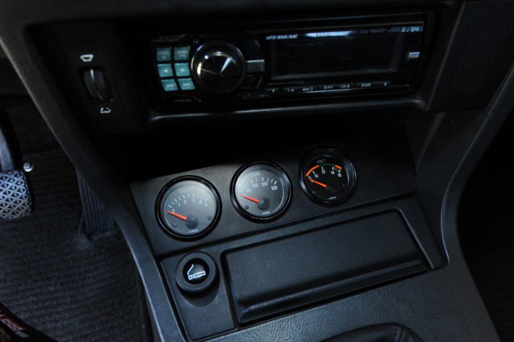 Tuning BMW E28 528i zegary na panelu środkowym