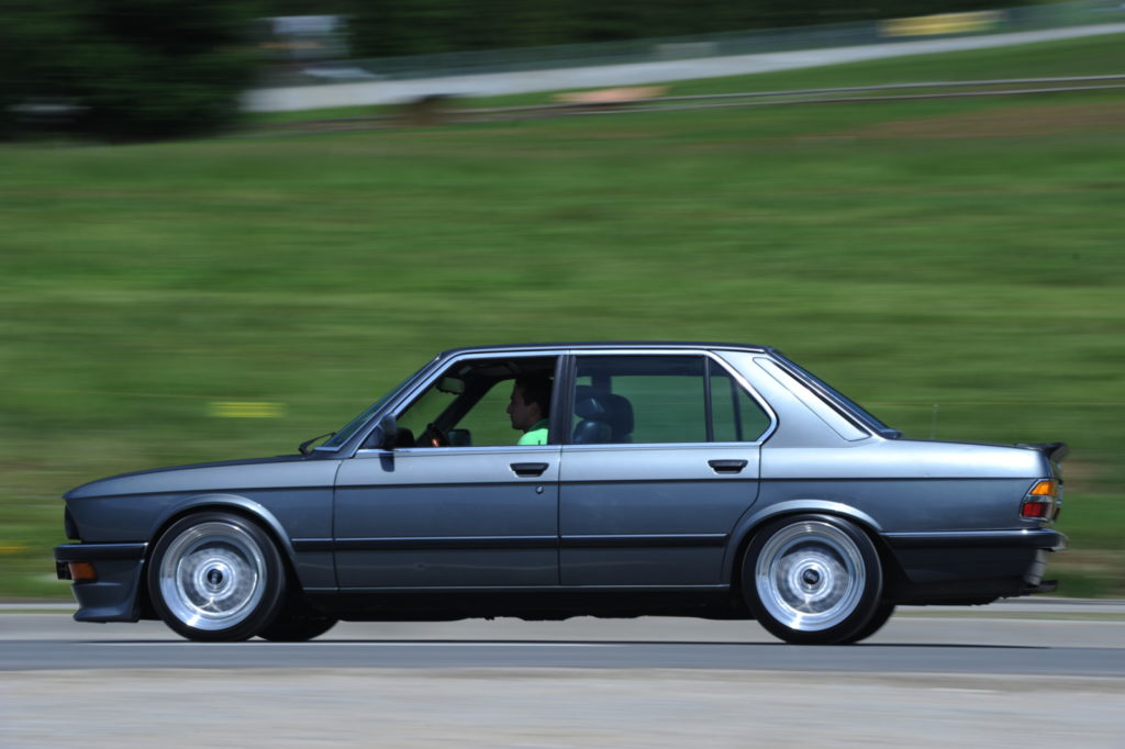 Tuning BMW E28 528i widok z boku w czasie jazdy