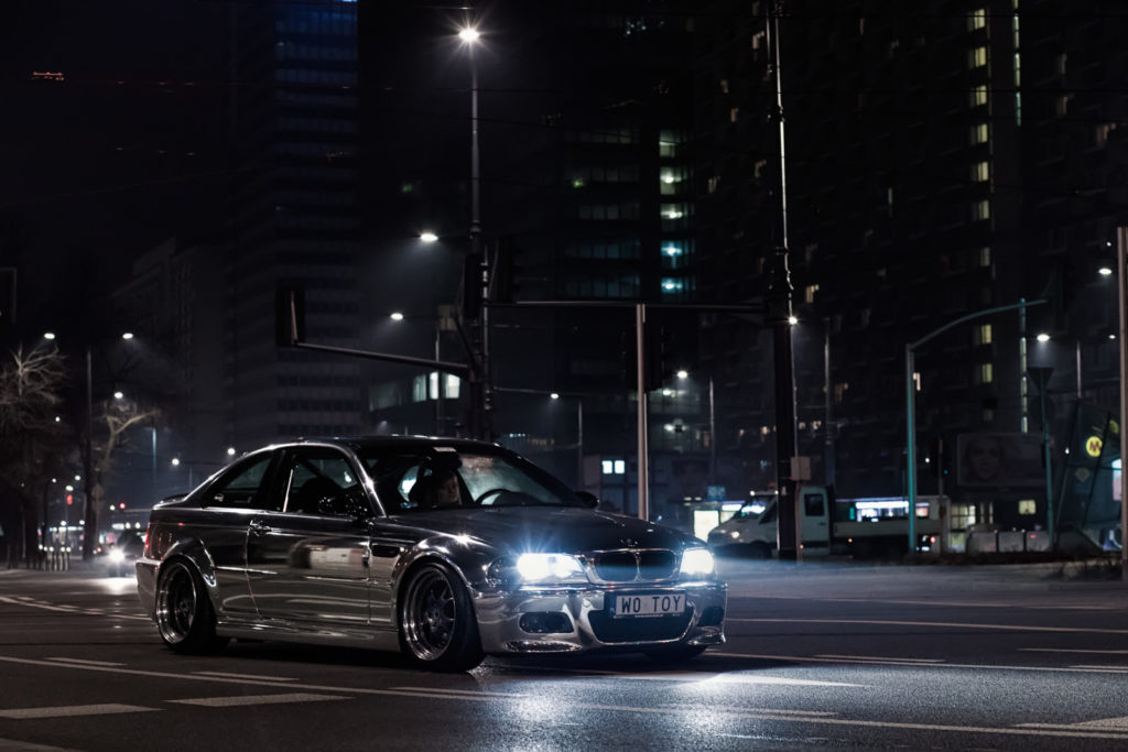 Tuning BMW E46 M3 przodem w wieczornej scenerii