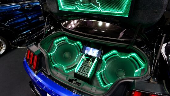 Subwoofer w bagażniku