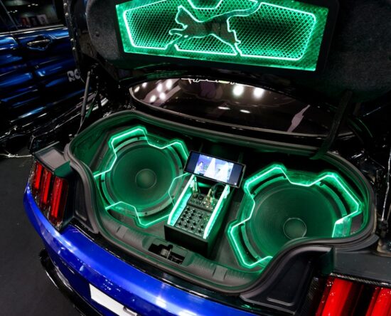 Subwoofer w bagażniku