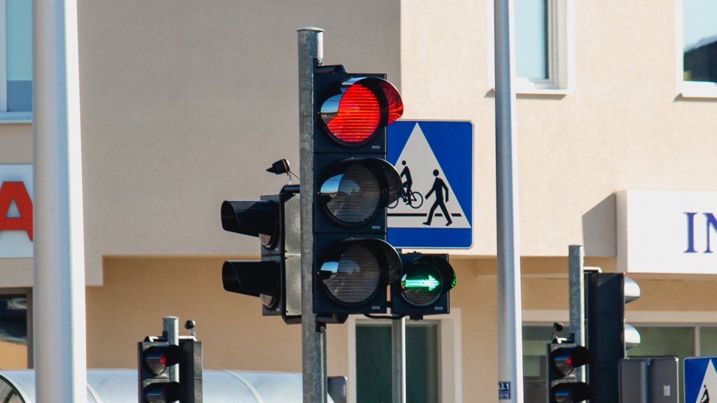 Sygnalizator uliczny z czerwonym światłem i zieloną strzałką