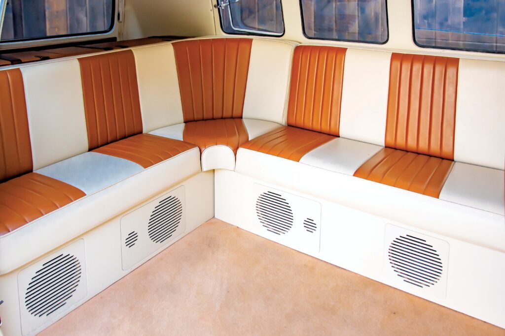 Transporter T1 Bulik 1966 r. kanapa we wnętrzu