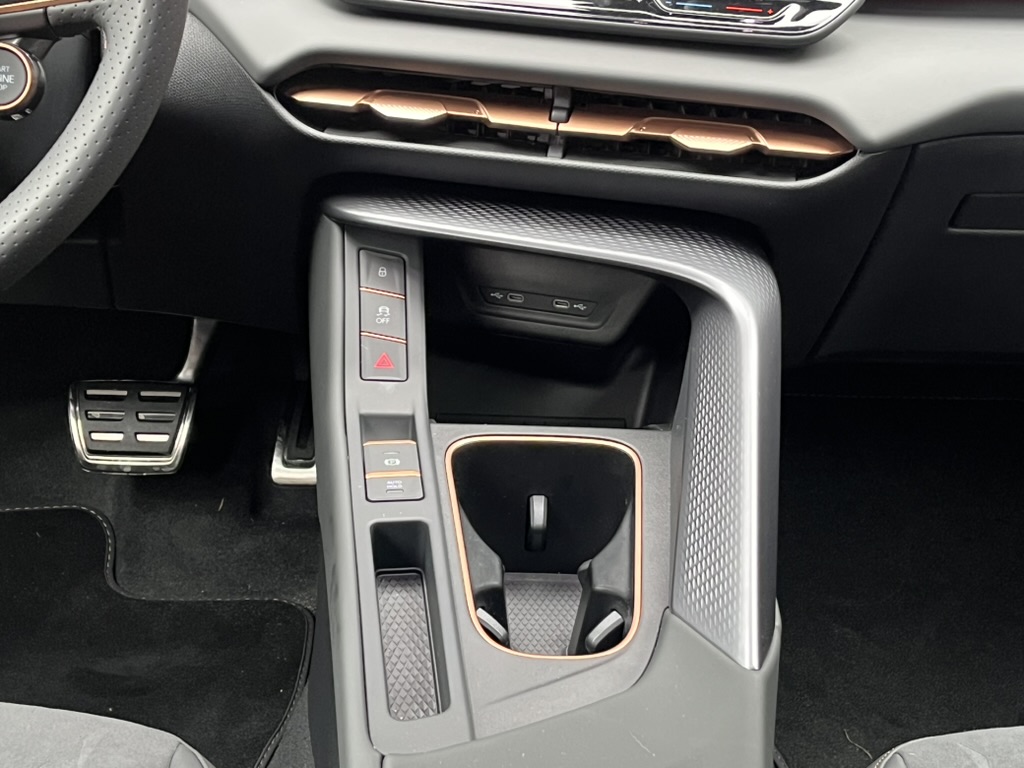 Cupra Terramar 1.5 e-Hybrid tunle środkowy