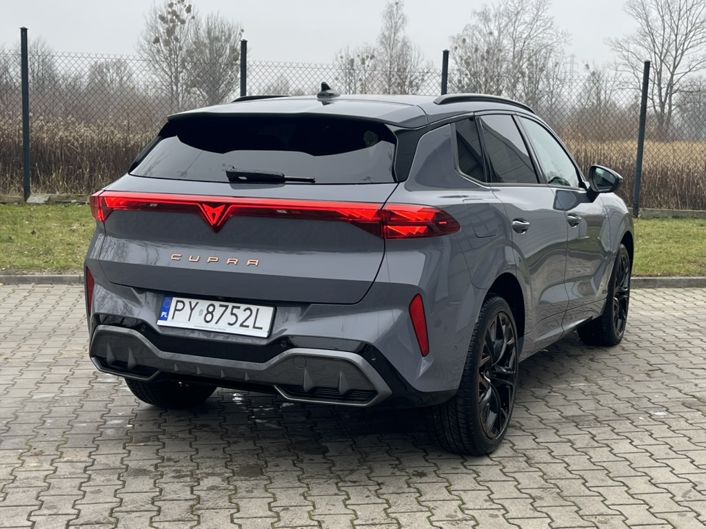 Cupra Terramar 1.5 e-Hybrid widok od tyłu